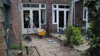 afbreken oude schuur en gescheiden afvoeren van hout dakleer en glas, leeg ruimen tuin van gebakken waaltjes deze worden weer hergebruikt zo zijn wij als a van spelde hoveniers duurzaam bezig en denken aan het mileu